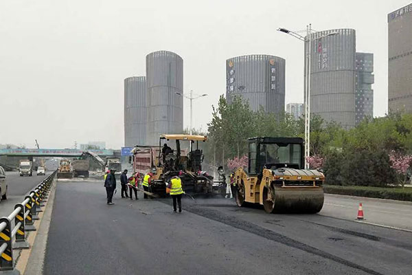 高速公路路面施工為什么多數(shù)使用瀝青材料？